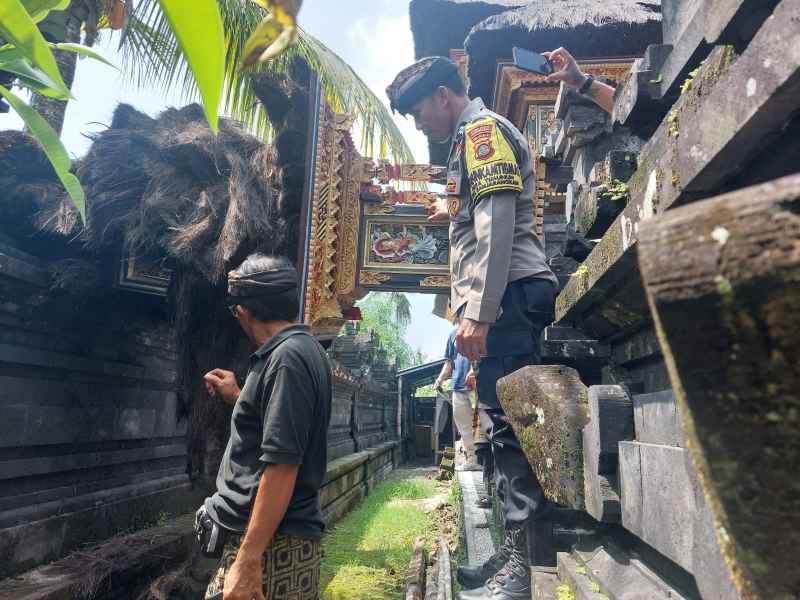 KARENA HUJAN : Meru Tumpang Telu, Pura Dalem Timuhun, Desa Timuhun, Kecamatan Banjarangkan ambruk. (istimewa)