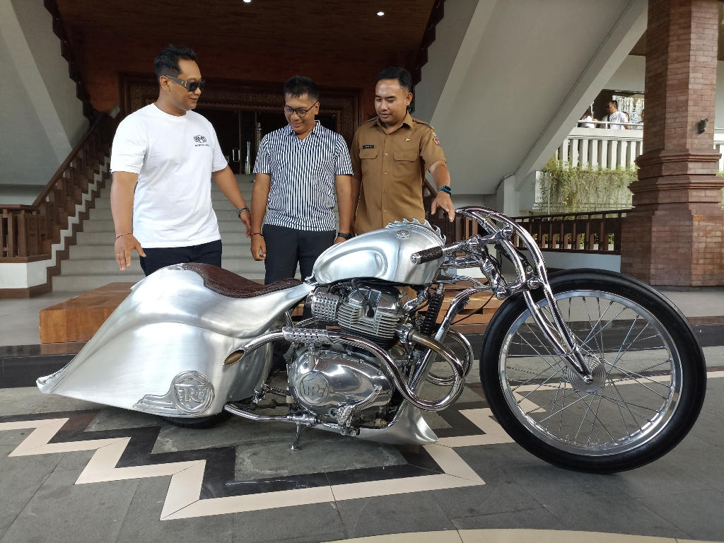 MEWAKILI: Founder AMS Garage Ajus Mulyawarman memperlihatkan karya sang traditional bagger, &rdquo;Phoenix&rdquo; wakili Indonesia pada RE Custom World di Dharma Negara Alaya, Denpasar kemarin.