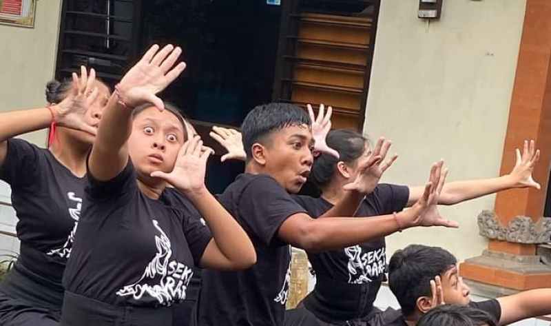 GIAT BERLATIH : Suasana latihan di Sanggar Seni Haridwipa Gamelan Group Desa Dauh Peken, Tabanan. (juliadi/radar bali)