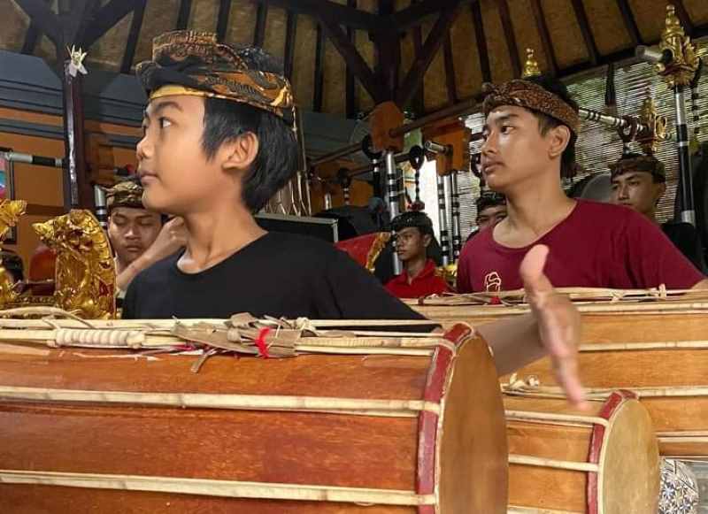BERKESENIAN  SEJAK KECIL : Anak didik sanggar sedang memainkan kendang. (juliadi/radar bali)