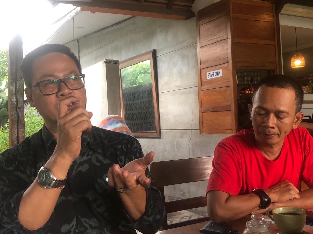 MINTA PERTANGGUNGJAWABAN: I Gusti Putu Mudiasa (kanan) berusaha mencari keadilan atas kematian putranya I Gusti Ngurah Andika Bintang Maharta pada 2021 silam. Ia menggungat PLN Rayon Negara, Jembrana.