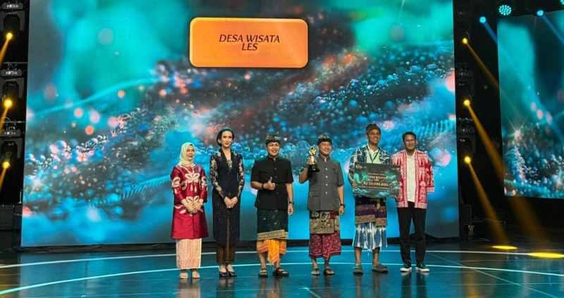 JADI YANG TERBAIK: Perbekel Desa Les, Gede Adi Wistara (pegang piala) mewakili menerima penghargaan sebagai desa wisata terbaik dalam ajang ADWI 2024. (Foto: Dispar Buleleng untuk Radar Bali)