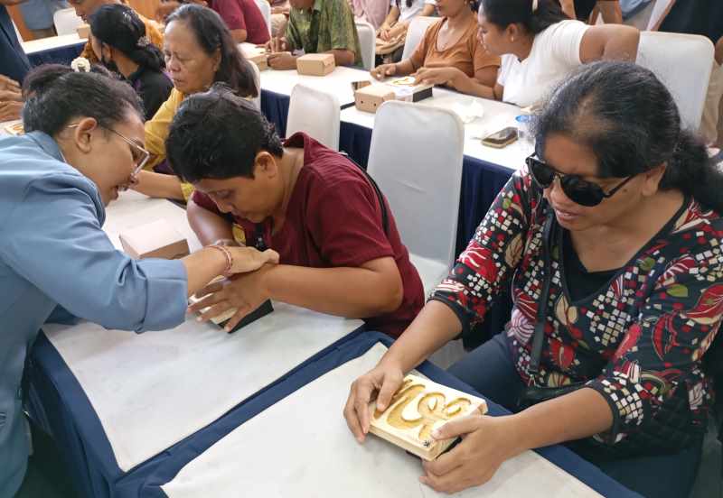 DIKENALKAN HURUF BALI: Tunanetra di Kabupaten Buleleng mendapatkan pelatihan mengenal aksara Bali, yang digelar oleh FIP Undiksha. (francelino junior)