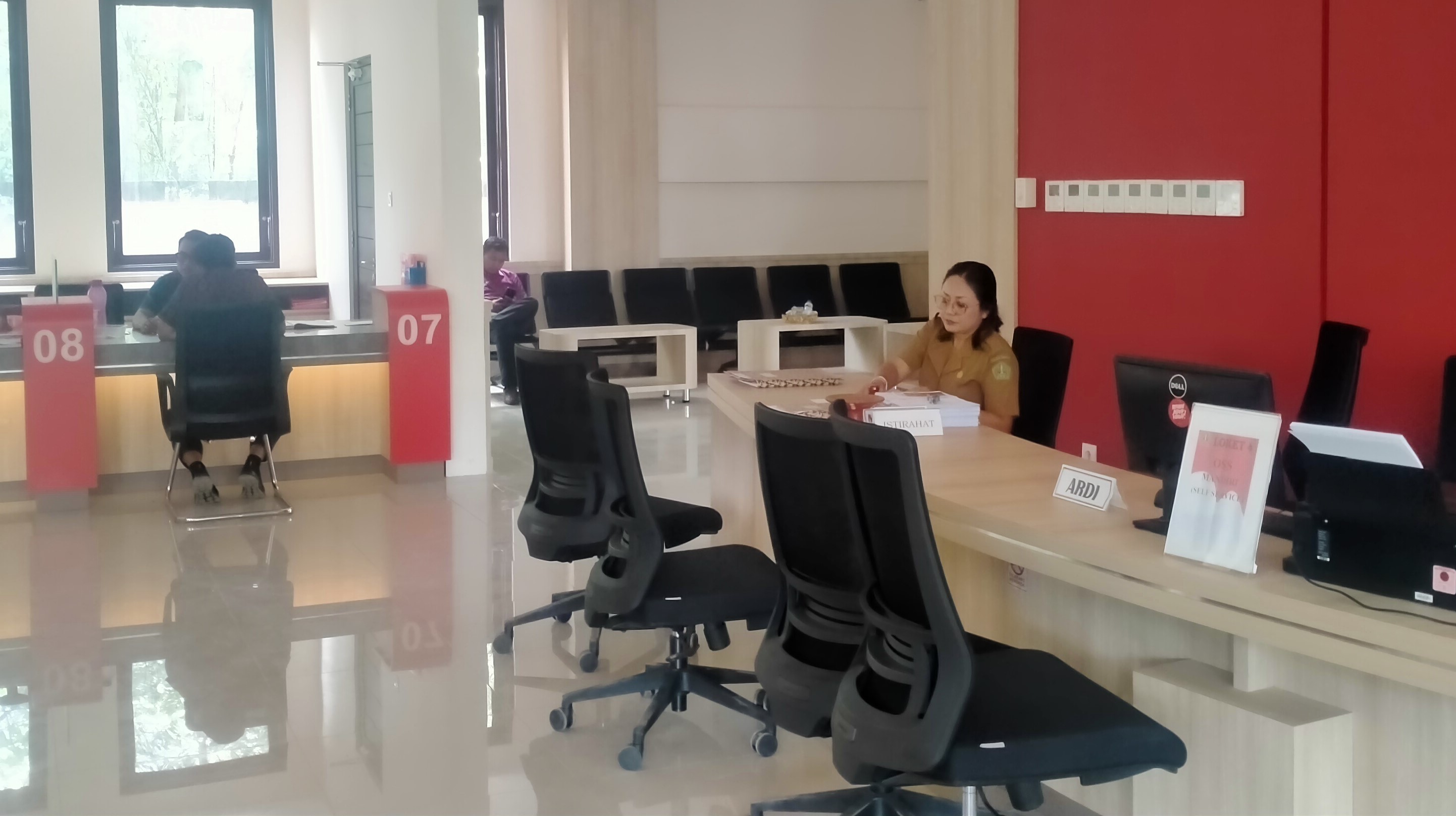 MASIH SERBA BARU : Suasana gedung Mal Pelayanan Publik milik Pemkab Tabanan yang kini baru mulai beroperasi. (juliadi/radar bali)