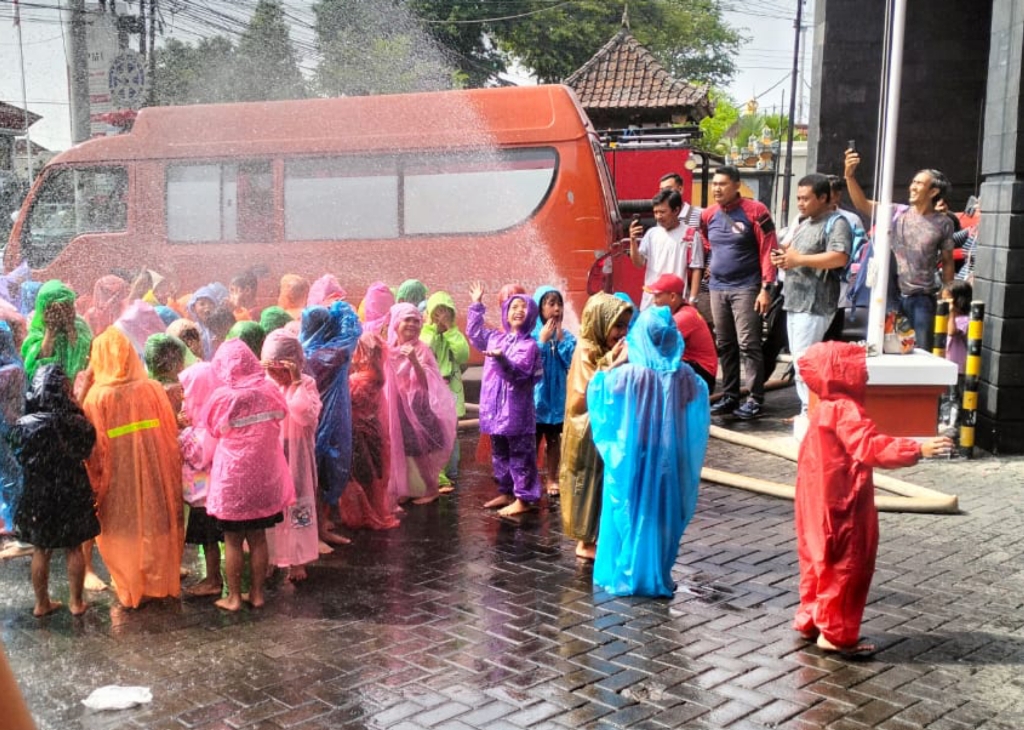 OUTING CLASS: Kegiatan outing class TK SPNF SKB ke Damkar Denpasar.