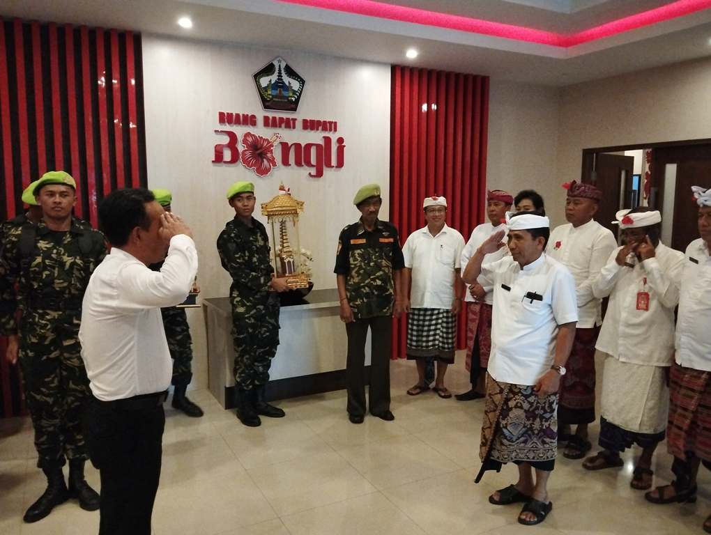 JUARA: Penerimaan piala bergilir juara napak tilas pataka dan surat sakti I Gusti Ngurah Rai oleh Kabupaten Bangli.