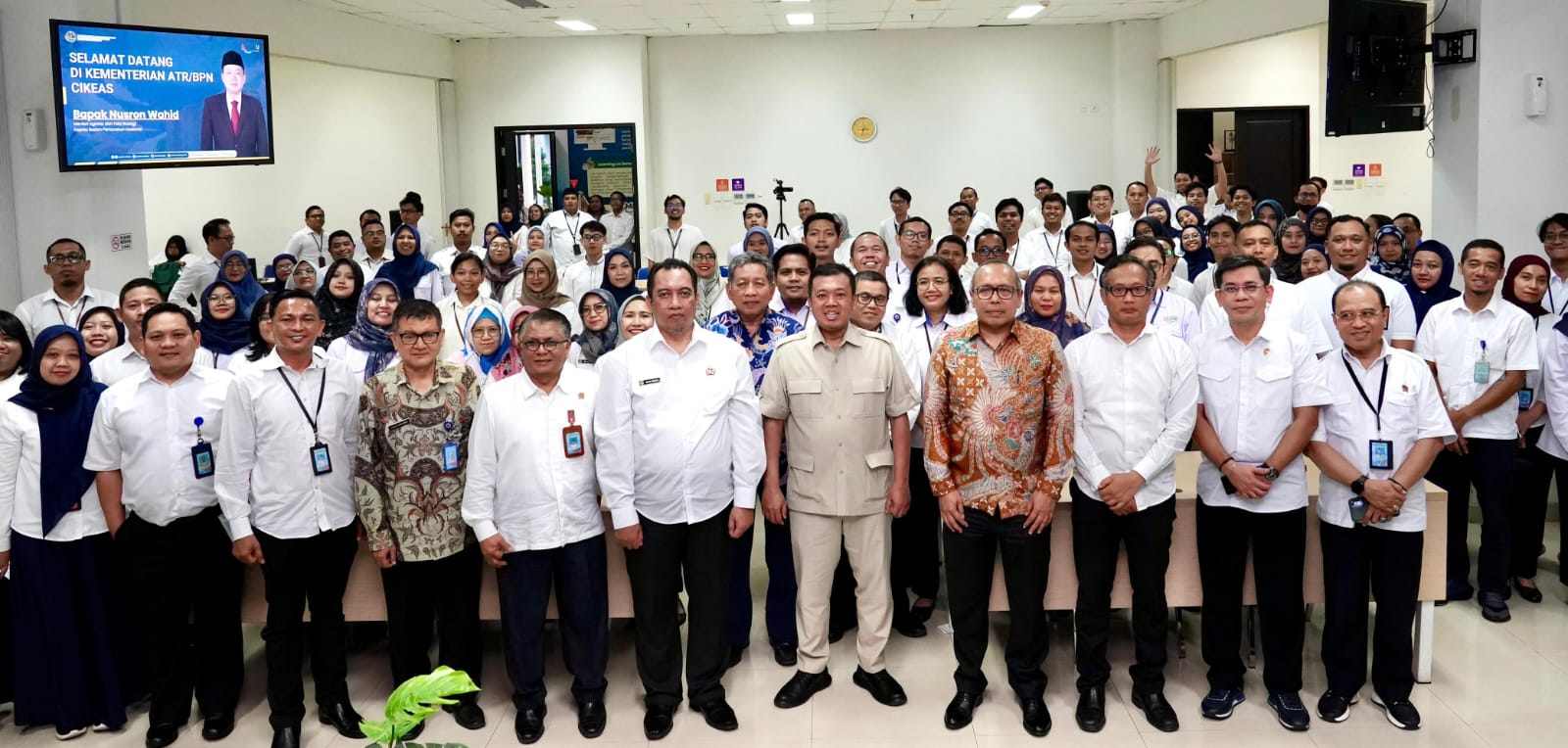 Foto Humas ATR/BPN/ Nusron Wahid mengunjungi Kantor Kementerian ATR/BPN di Cikeas, Kabupaten Bogor pada Selasa (19/11/2024).