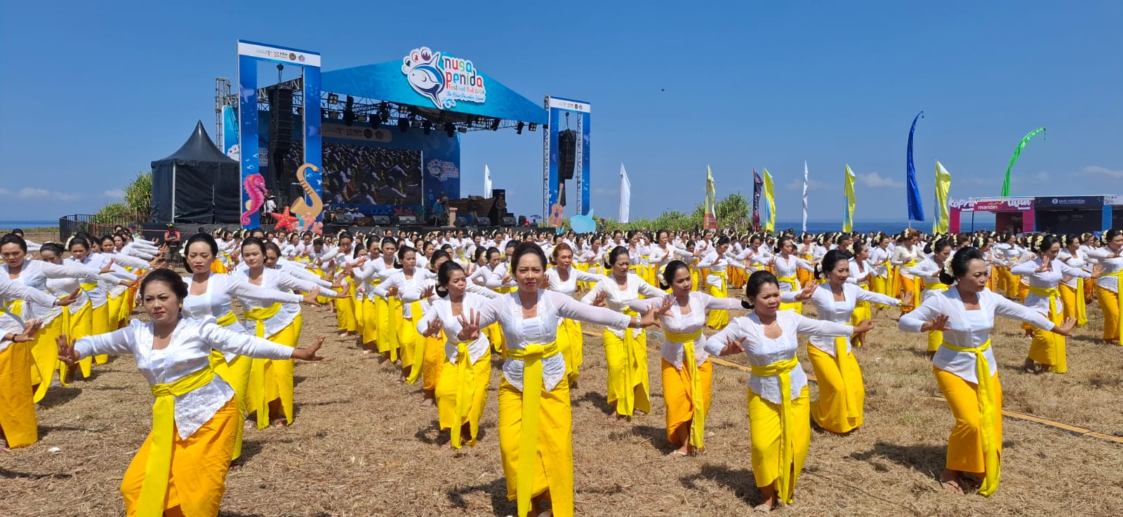 FESTIVAL NUSA PENIDA : Festival seperti ini jadi upaya promosi pariwisata Nusa Penida. (dewa ayu pitri arisanti/radar bali)
