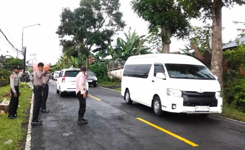 GELAR OLAH TKP : Polisi yang melakukan olah TKP di lokasi kejadian di di Jalan Jurusan Denpasar-Singaraja. (  Foto Humas Polres Tabanan Untuk Radar Bali)