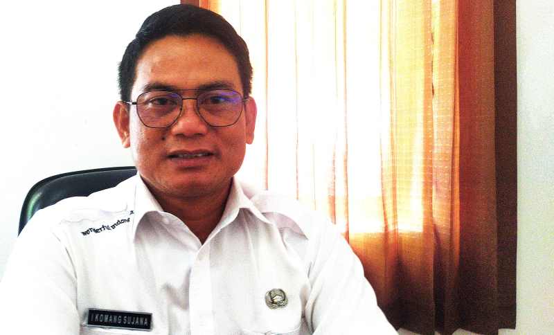 TUNTASKAN REKAM KTP: Kepala Bidang Pelayanan Pendaftaran Kependudukan, pada Dinas Kependudukan dan Pencatatan Sipil Jembrana, I Komang Sujana. (Foto M. Basir/Radar Bali)