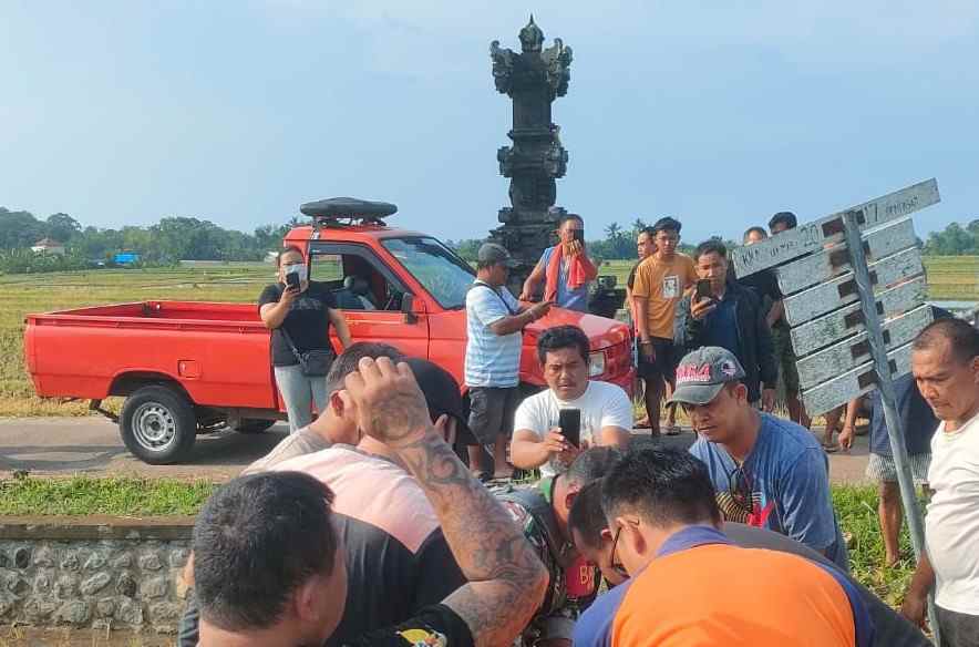 DIEVAKUASI : Suasana evakuasi korban Ni Ketut Rapiyeg yang ditemukan meninggal dunia di saluran irigasi subak. (Foto Humas Polres Tabanan untuk Radar Bali)