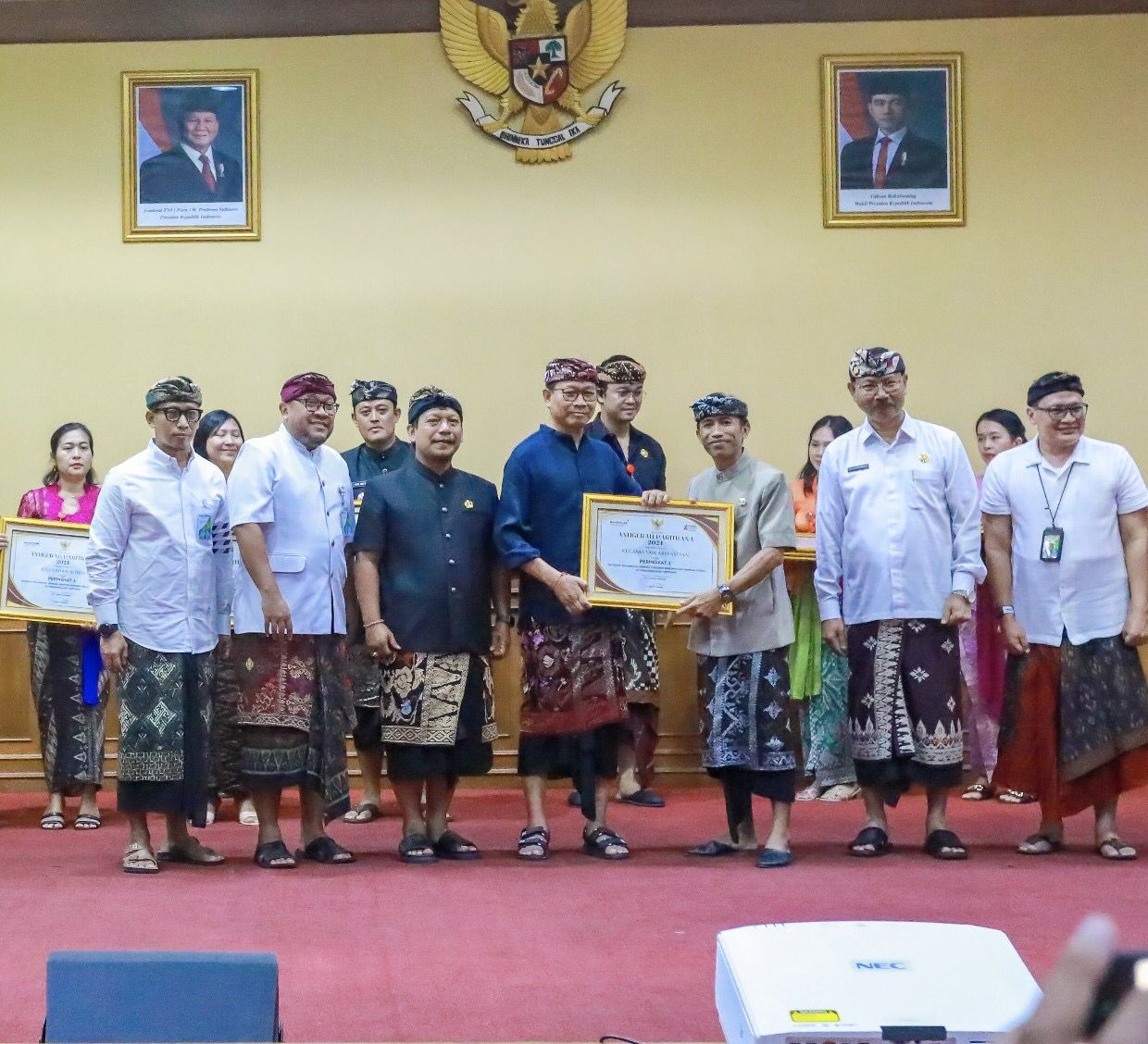 Plt. Bupati Badung I Ketut Suiasa menyerahkan Sertifikat Uji Kompetensi dan penganugerahan Paritrana Award Jamsostek tahun 2024 serta menyerahkan klaim santunan BPJS ketenagakerjaan bagi pekerja renta
