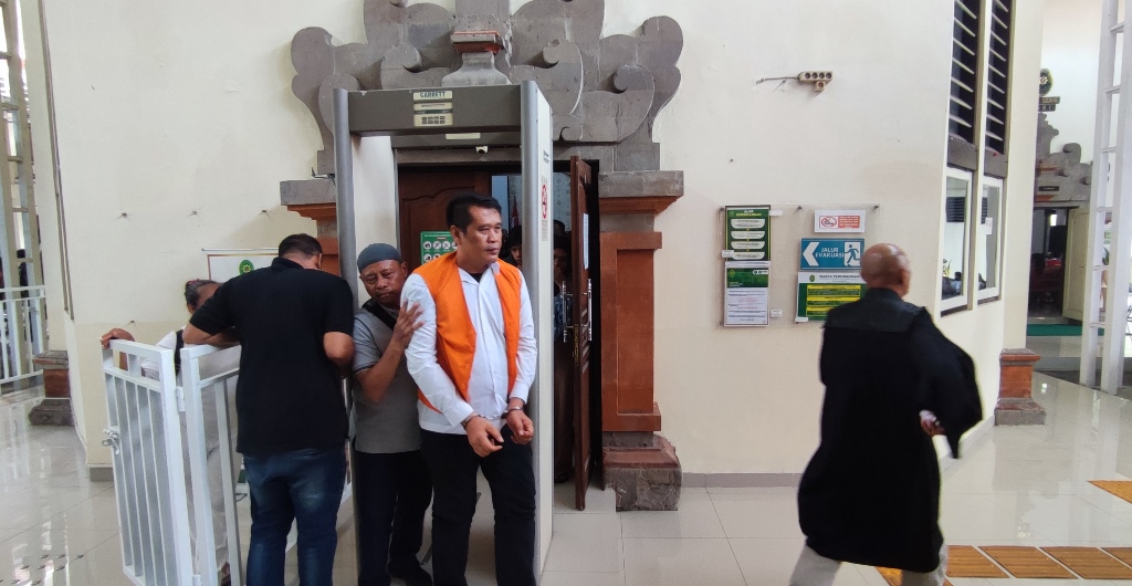 LANGSUNG MENERIMA: Sukojin (rompi oranye) usai menjalani sidang putusan di PN Denpasar, Kamis (21/11/2024).