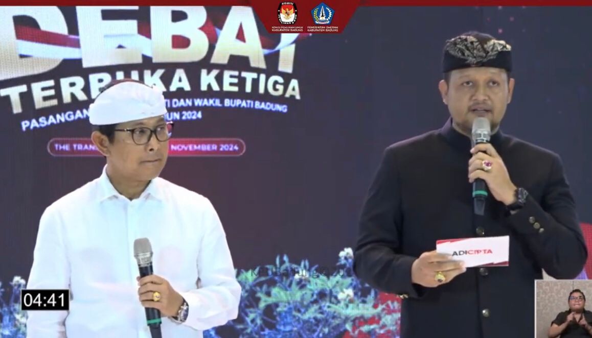 PEMAPARAN: Paslon Adicipta saat memaparkan visi misi dalam Debat Terbuka Ketiga Calon Bupati dan Wakil Bupati Badung pada Pilkada Badung 2024 yang diselenggarakan KPU Badung berlangsung, Jumat (22/11)