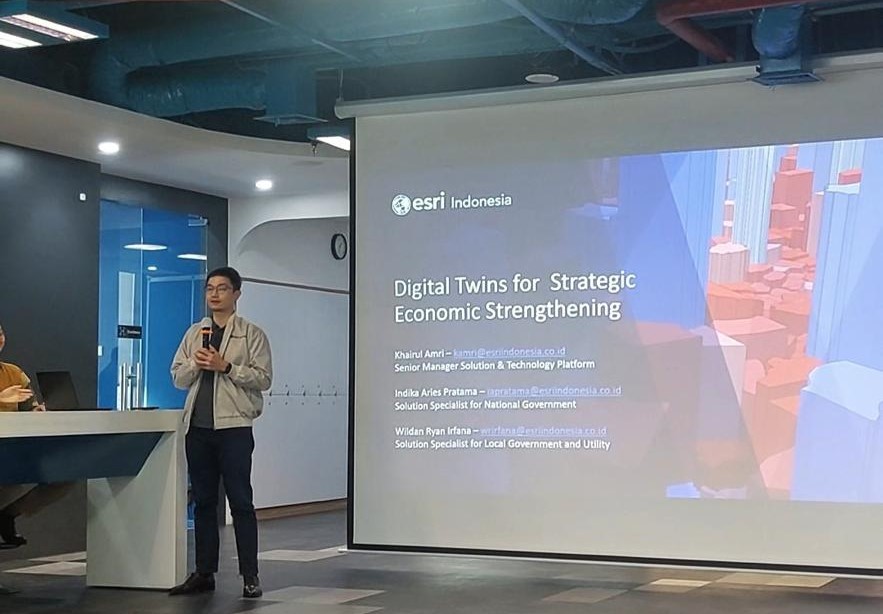 CANGGIH: Ronald Adrianta , Head of Sales, Enterprise Business di Esri Indonesia saat presentasikan ArcGis