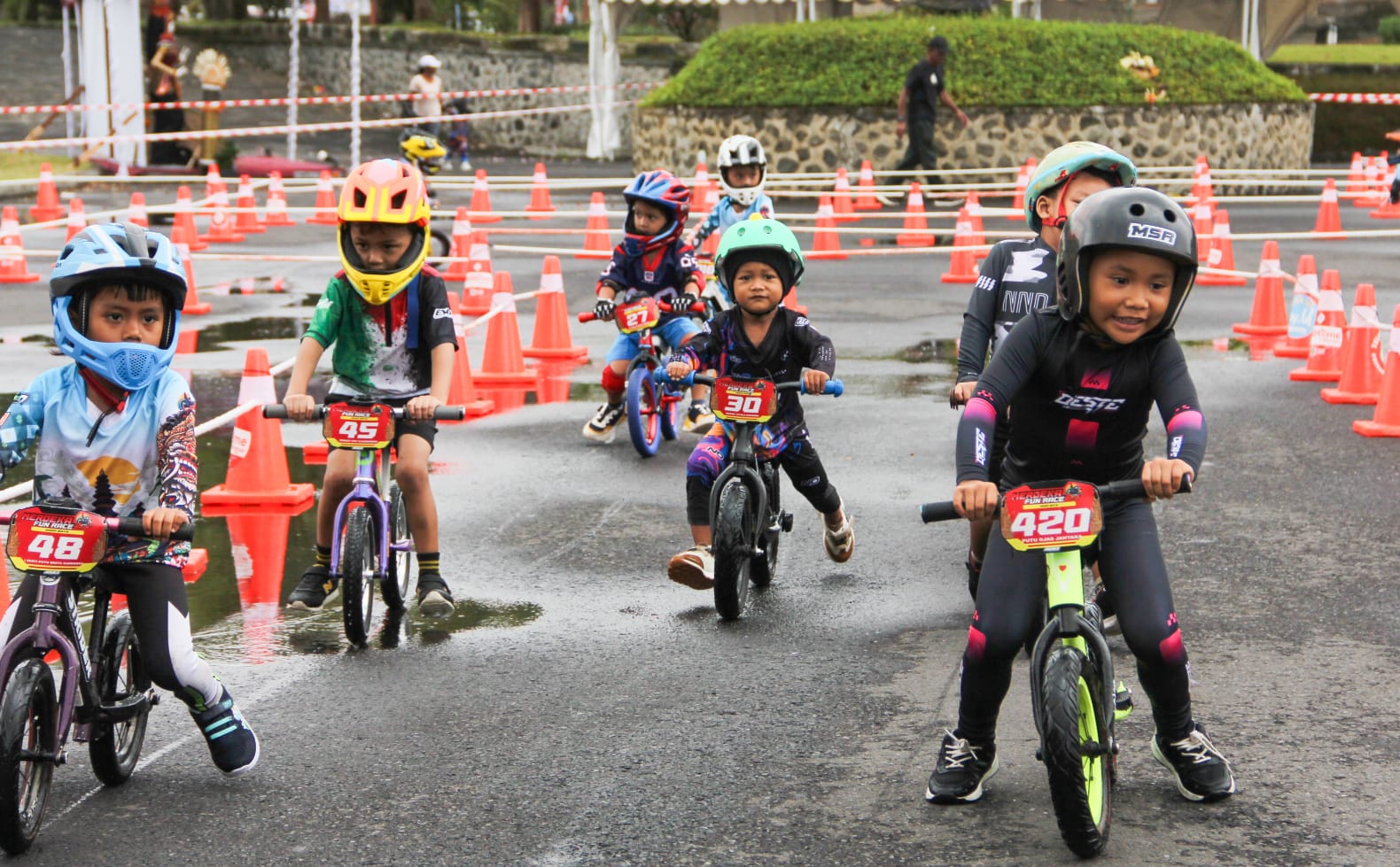 MULAI DISUKAI: Anak-anak sedang berlatih pushbike di Living World Denpasar
