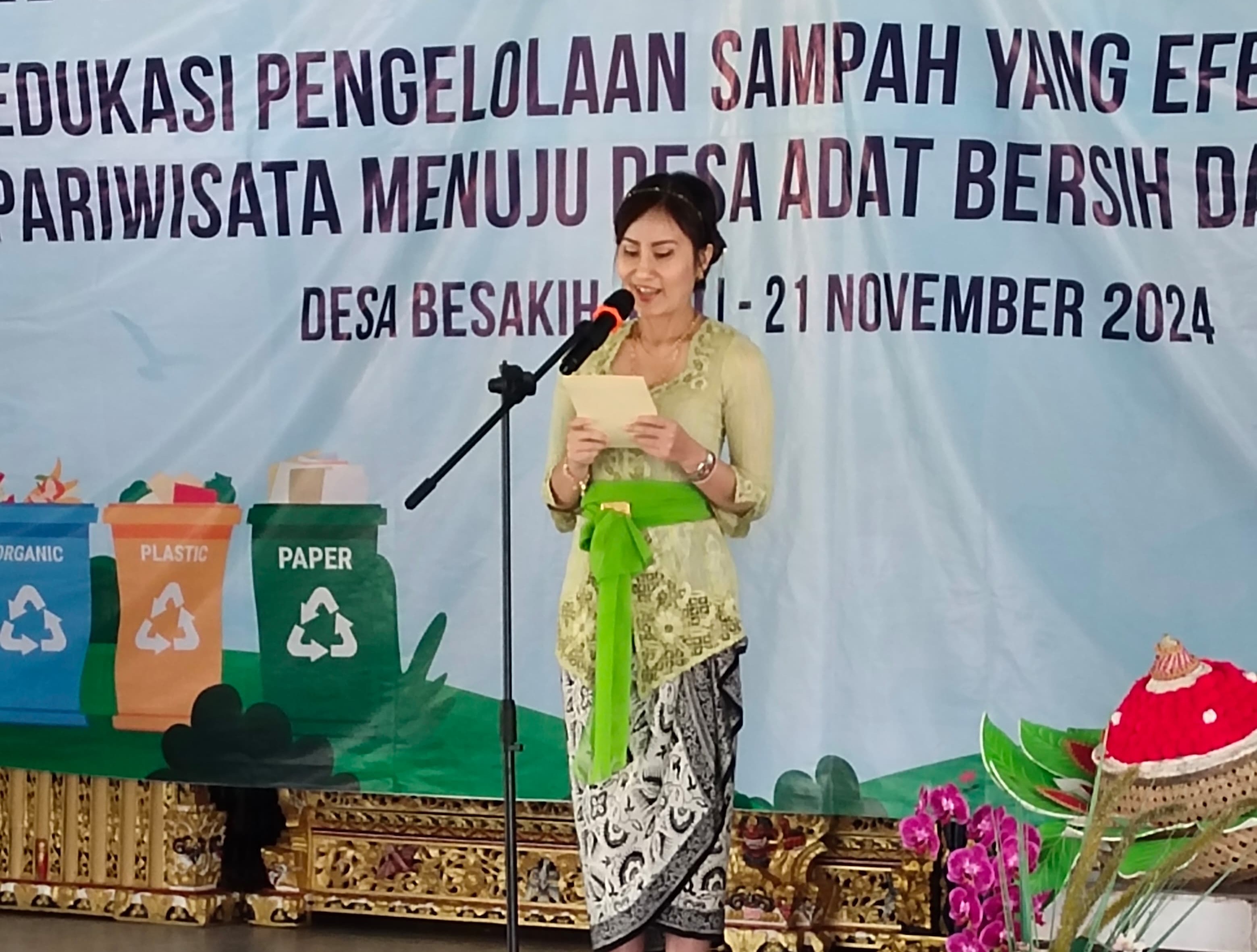 KOLABORASI: Olivia Padang, perwakilan konsorsium Proyek Sukla yang juga founder BWC saat sambutan Edukasi pengelolaan sampah yang efektif di Balai Desa Adat Besakih, 21 November 2024