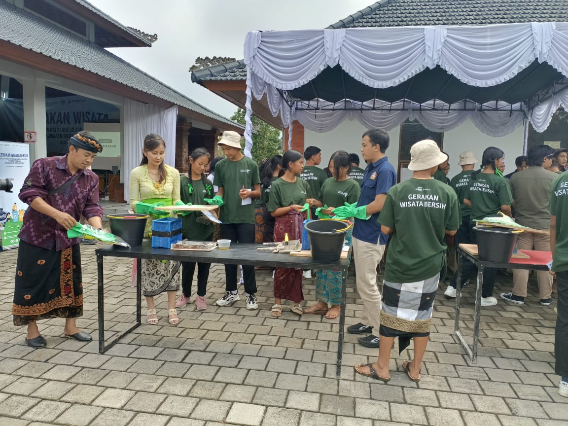 LANGSUNG AKSI: Praktik pembuatan lubang untuk produksi kompos dari sampah organik.