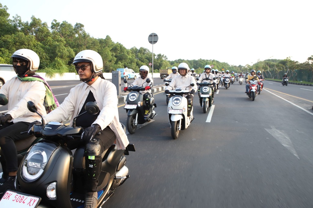 TOURING: Kegiatan touring komunitas menggunakan New Honda Scoopy