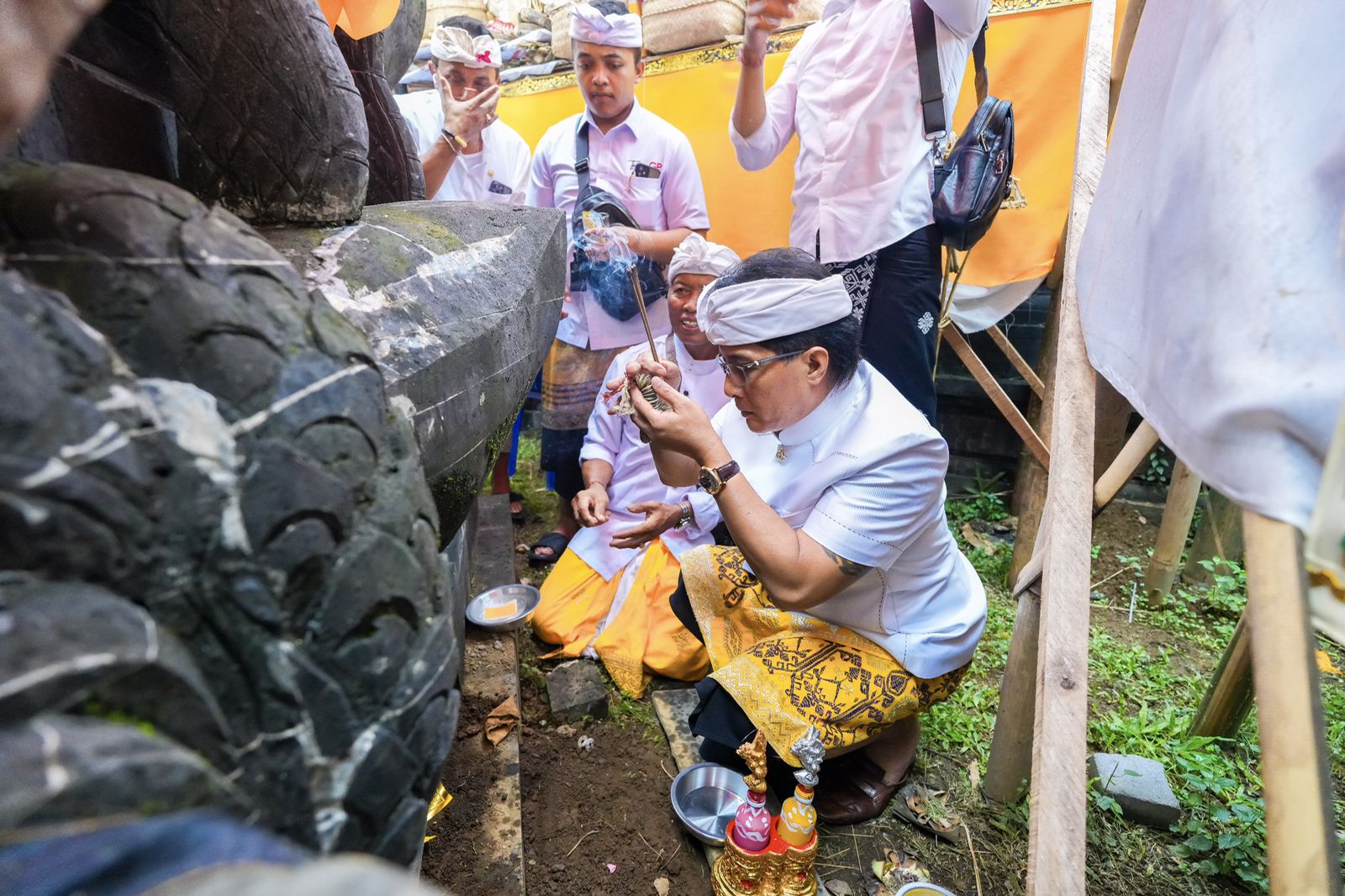 Bupati Badung I Nyoman Giri Prasta saat menghadiri upacara Mendem Pedagingan serangkaian Karya Ngenteg Linggih Padudusan Agung, Mupuk Pedagingan di Pura Puseh Buangga, Desa Adat Getasan, Desa Getasan,
