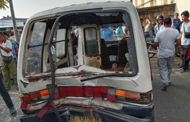 RINGSEK : Mobil angkot yang tertabrak di Kawasan Pasar Galiran ikut rusak. (Foto: Humas Polres Klungkung)