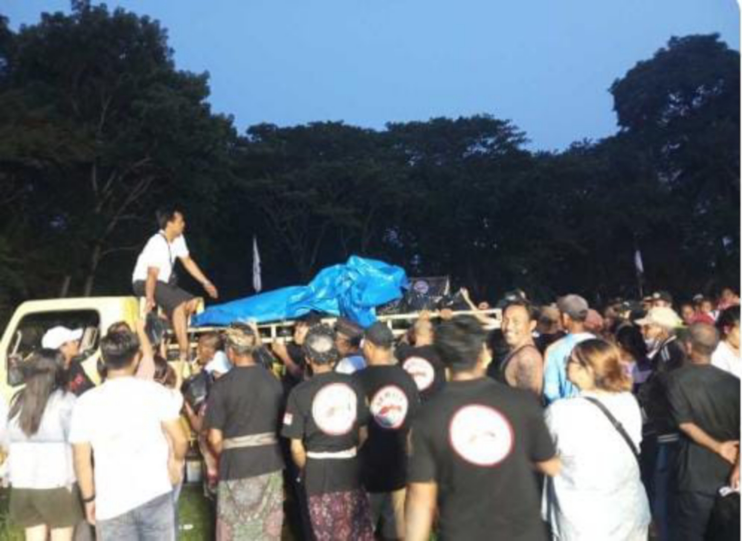 Relawan Semut membagikan paket sembako untuk warga  Desa Sudimara dan Desa Bengkel bertempat di lapangan Desa Bengkel, Kediri, Jumat (22/11/2024).