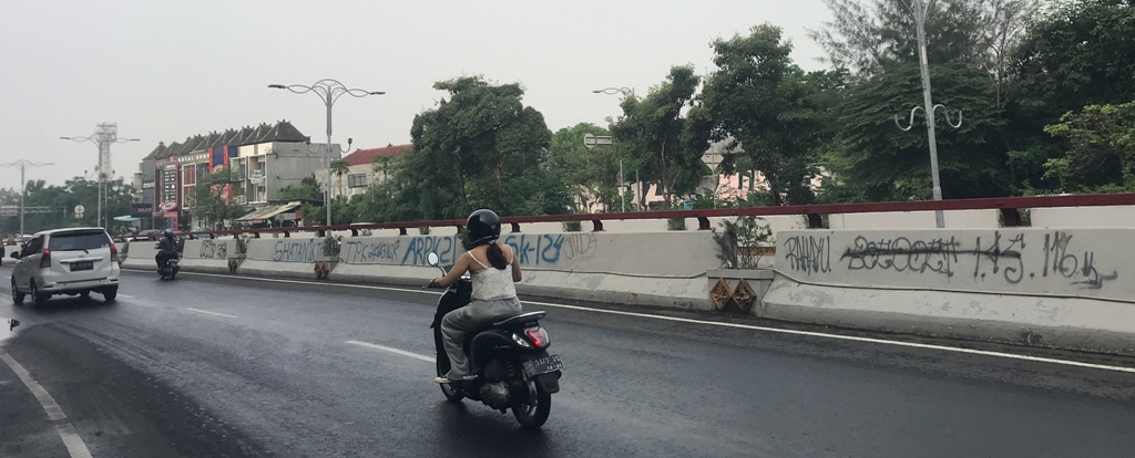 BIKIN KOTOR: Coretan di tembok bagian atas underpass Dewaruci, Kuta bikin kotor.