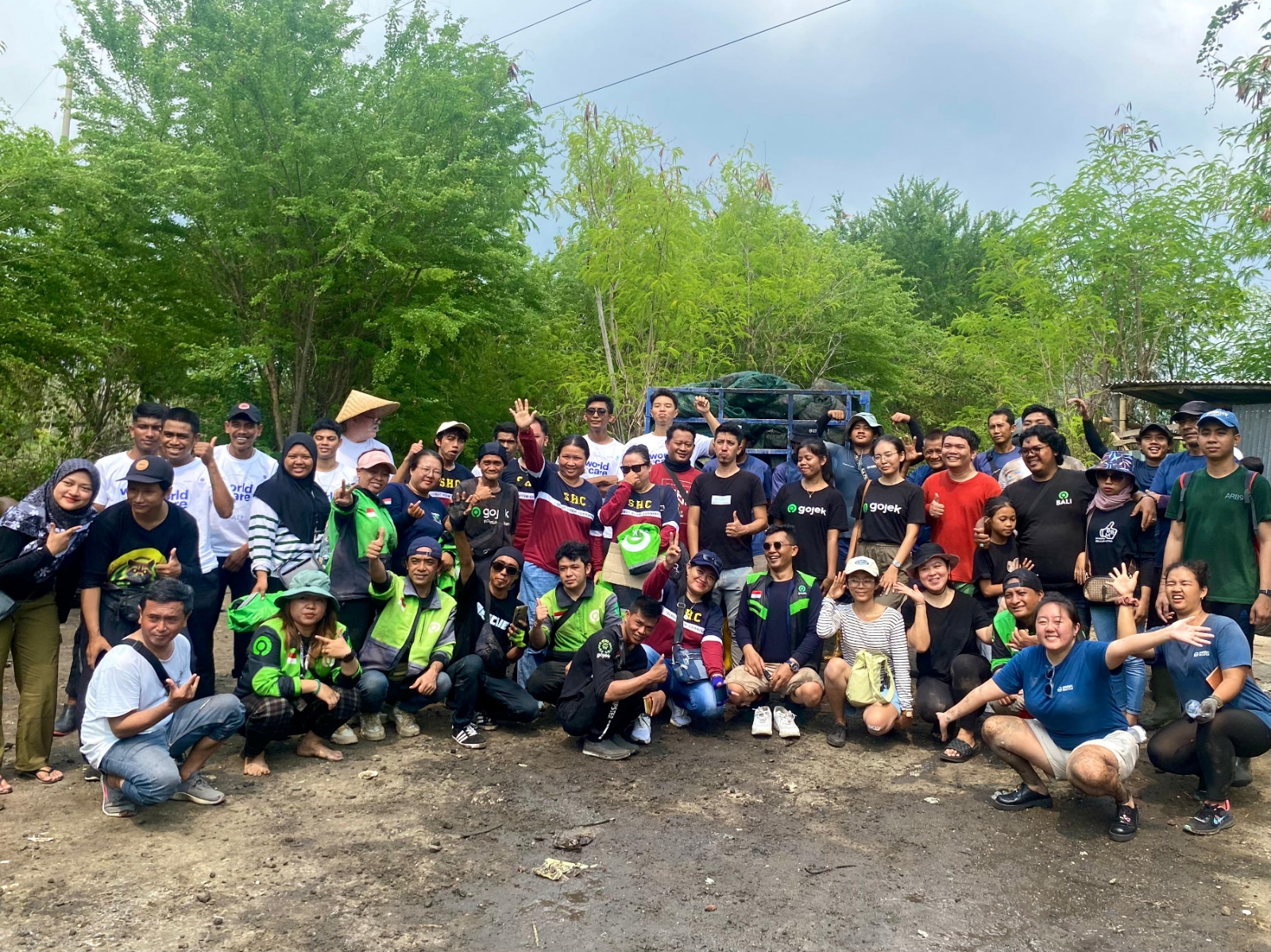 Gojek menggerakkan karyawan dan mitra driver bersama tim Sungai Watch untuk membersihkan kawasan mangrove di Sidakarya Kota Denpasar.