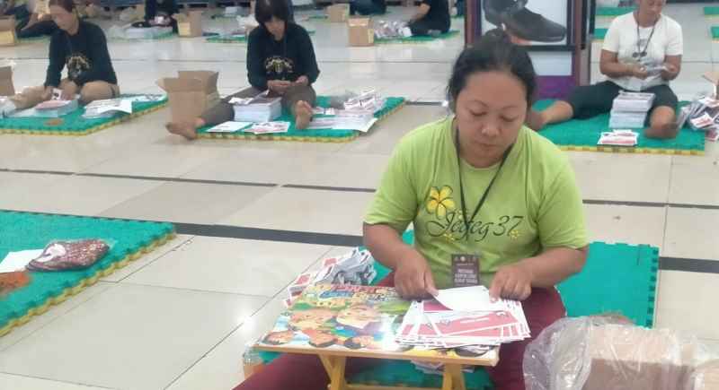 SIAP PAKAI : Logistik kertas surat suara Pilkada Tabanan yang dilipat beberapa waktu lalu di gudang yang siap diditribusikan ke TPS. (juliadi/radar bali)