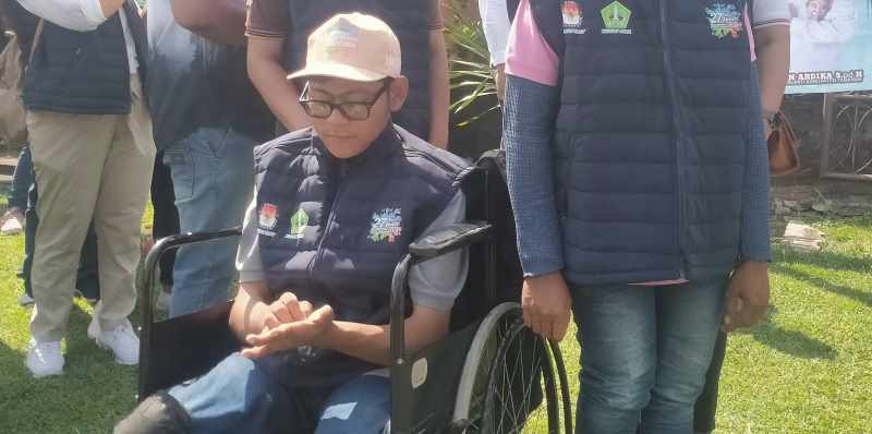 RELAWAN DEMOKRASI : I Putu Panji Adnyana Putra penyandang disabilitas yang menjadi relawan demokrasi di Pilkada Tabanan. (juliadi/radar bali)