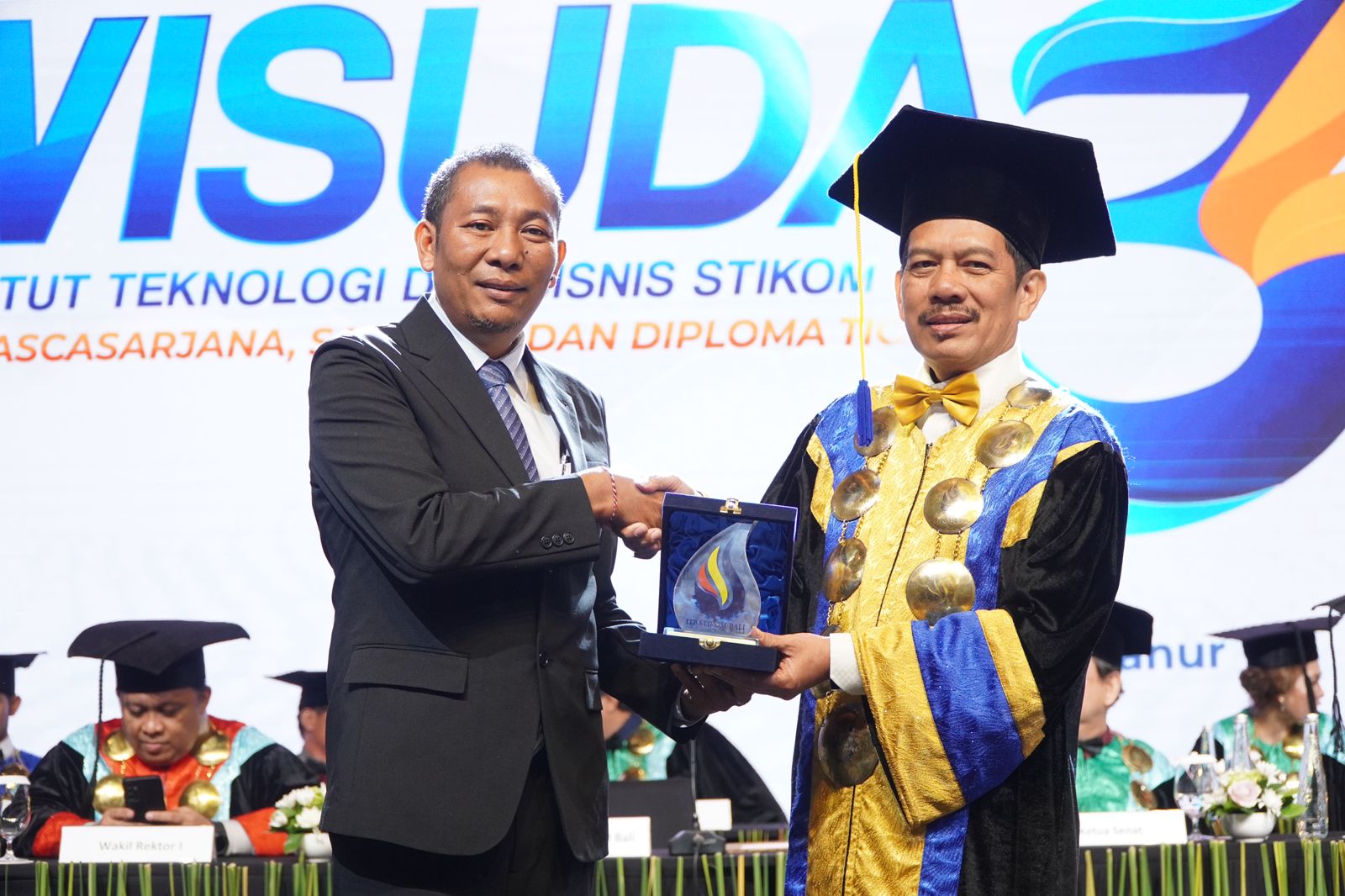 WISUDA KE-34: Rektor ITB STIKOM Bali Dr. Dadang Hermawan kerja bareng Yayasan Dwipahara  dalam program magang dan  kerja  ke Jepang