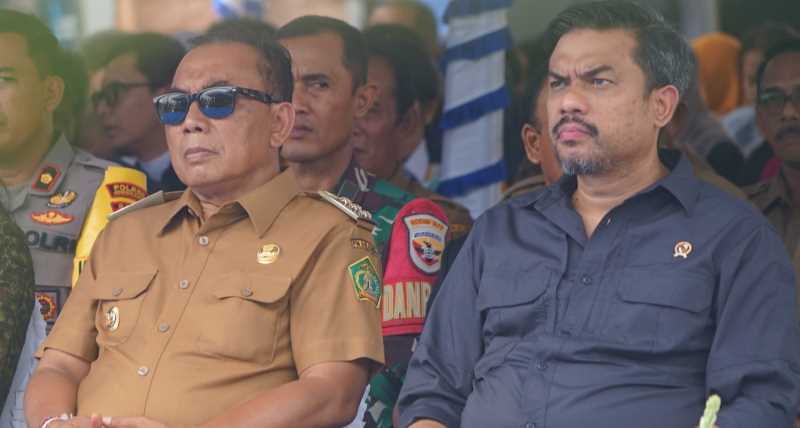 BEBERKAN KONDISI JUDOL: Menteri Usaha Mikro Kecil dan Menengah (UMKM) Maman Abdurrahman (kanan), didampingi Bupati I Nengah Tamba (kiri) saat peresmian Pasar Umum Negara. (m.basir/radar bali)