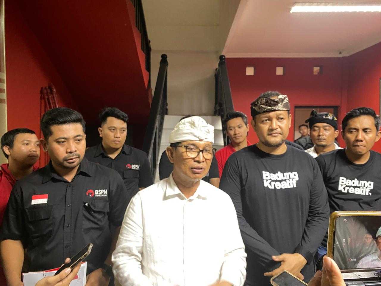 PILKADA: Paslon Adicipta saat menyampaikan perolehan suara sementara hasil hitung cepat di Kantor DPC PDIP Badung, Rabu 27 November 2024.