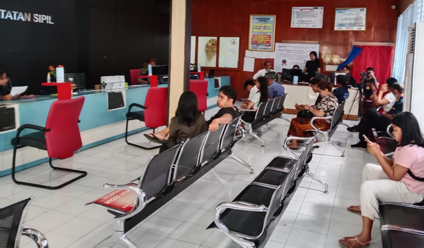 MASIH BUKA SAAT COBLOSAN : Disdukcapil Klungkung tetap memberi pelayanan pembuatan KTP. (Foto: Disduk Capil Klungkung)