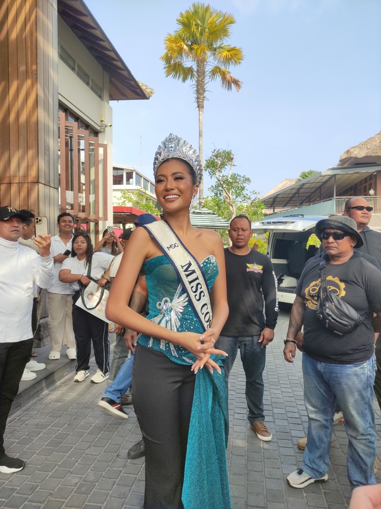 PRESTASI: Ketut Permata Juliastrid Sari tiba di salah satu hotel di Jimbaran, Kuta Selatan, Kamis (28/11).