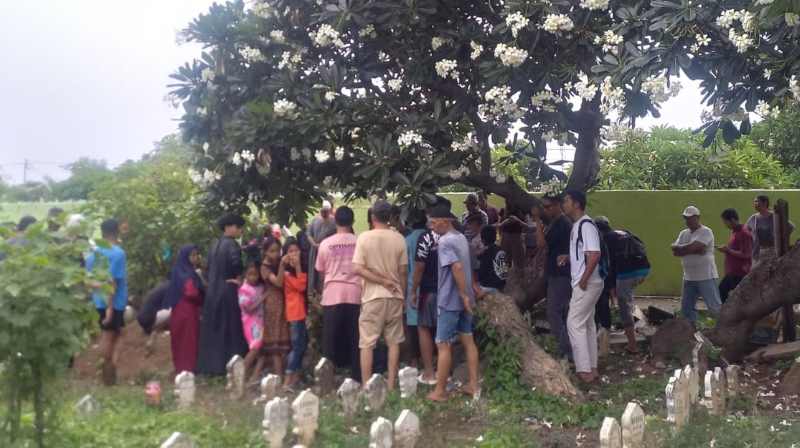 SUASANA DUKA: Suasana pemakaman Muhammad Arif, linmas di TPS 4 Kampung Bugis yang meninggal usai menjalankan amanahnya.(francelino junior/radar bali)