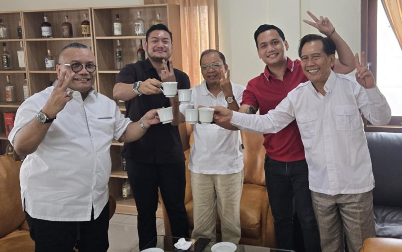 Advokat Togar Situmorang (kiri) bersama Gubernur Bali Terpilih Wayan Koster (tengah).