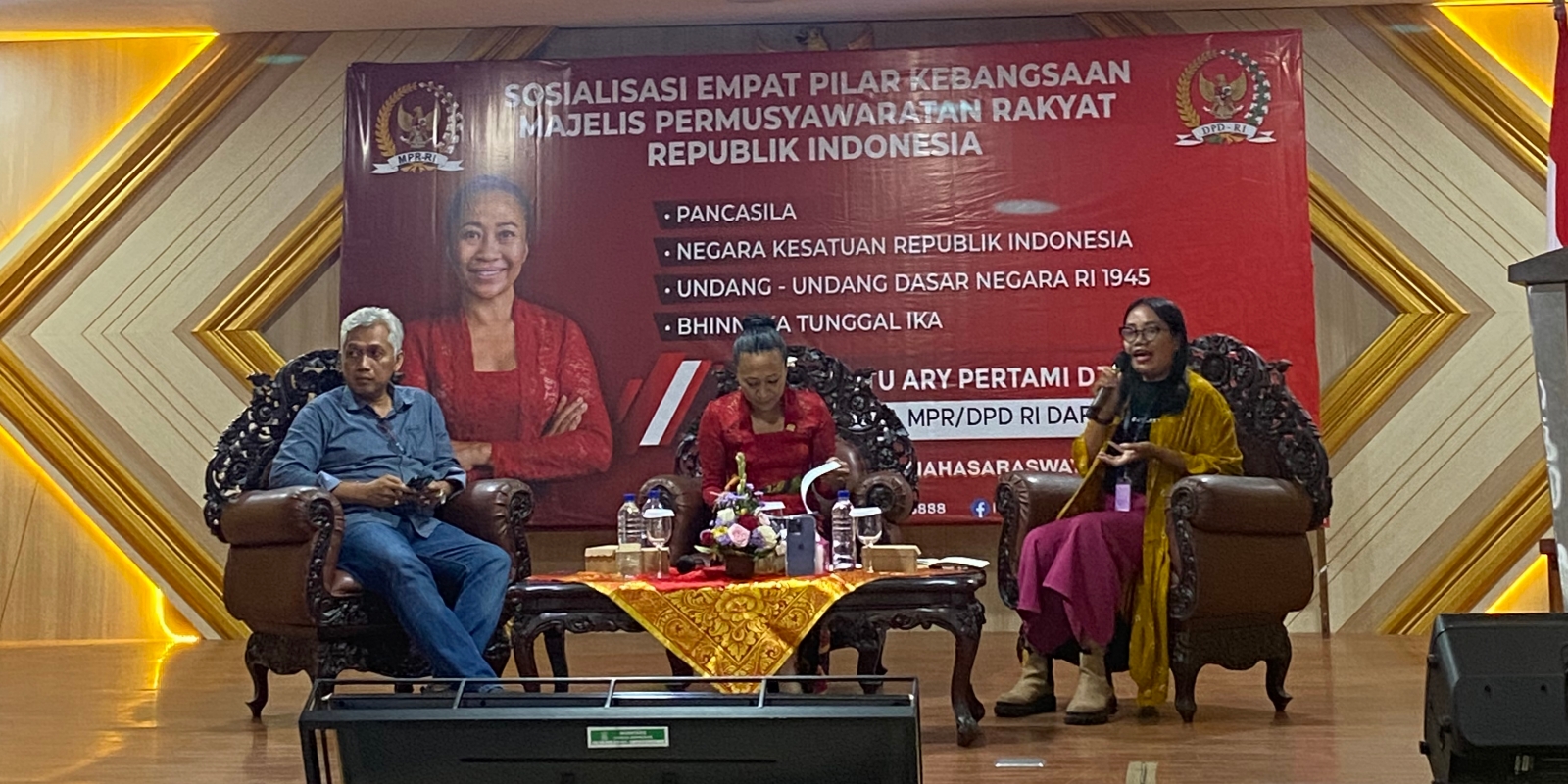 Anggota DPD RI asal Bali Ni Luh Djelantik (tengah) dan Dekan FH Unmas Denpasar Dr. Sukawati Lanang Putra Perbawa (kiri) (25/11/2204).