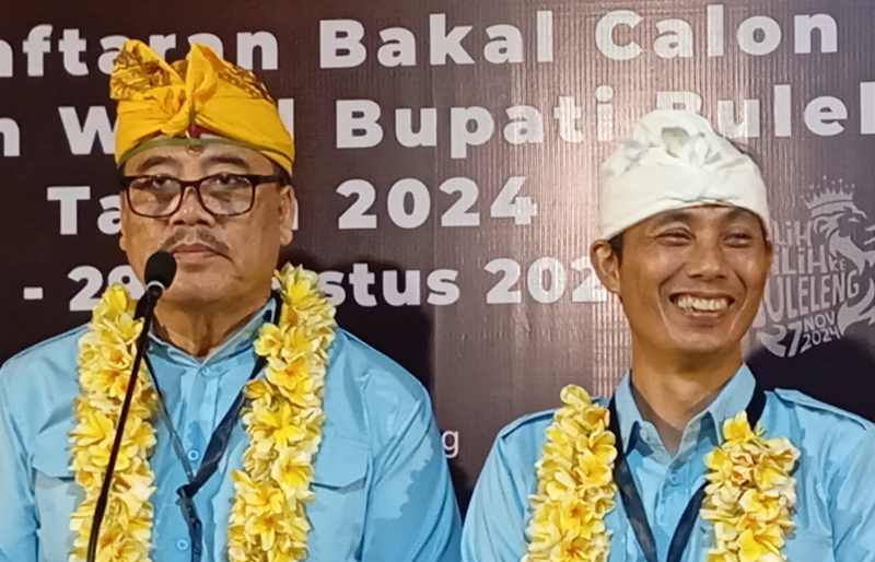 MENYEJUKKAN SUASANA: Paslon Sugawa-Suardana dalam salah satu kesempatan. Mereka mengaku legawa dengan hasil yang diraih dalam Pilkada Buleleng 2024. (francelino junior)