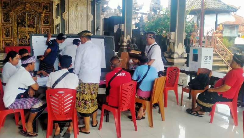 JADI TEMUAN BAWASLU : Suasana TPS 003, Banjar Bengkel Kawan, Desa Bengkel, Kecamatan Kediri Tabanan yang mengalami kejadian khusus. (juliadi/radar bali)