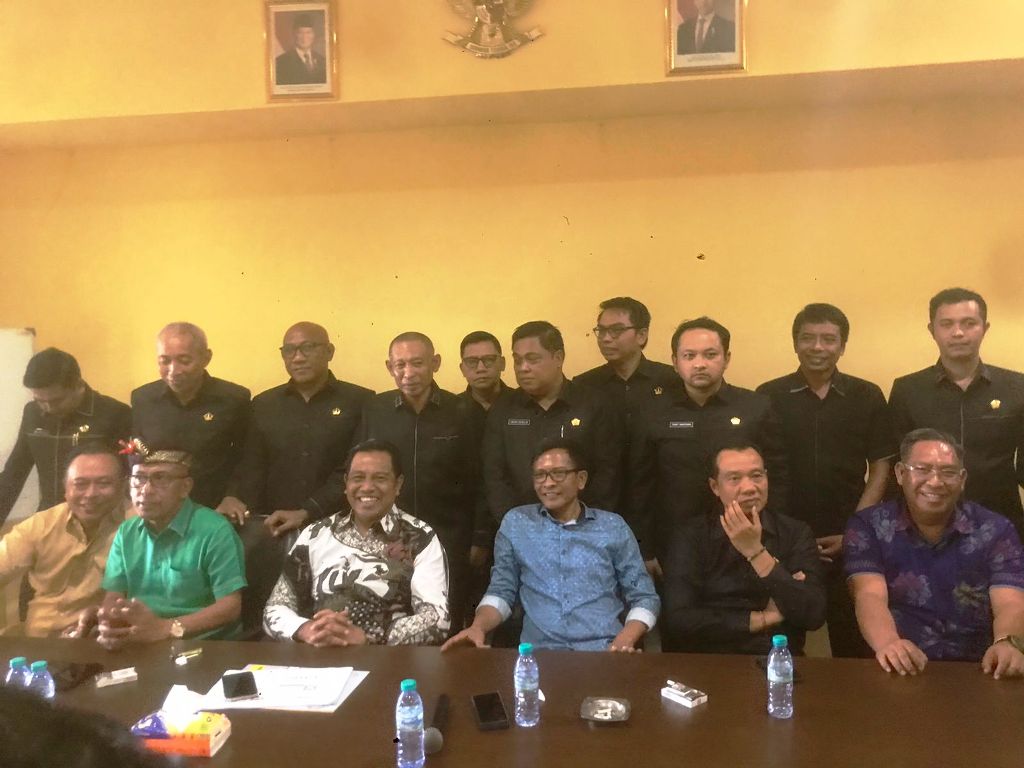 BERI PENJELASAN: Paslon Suyadinata saat memberikan penjelasan terkait hasil hitung cepat Pilkada Badung.