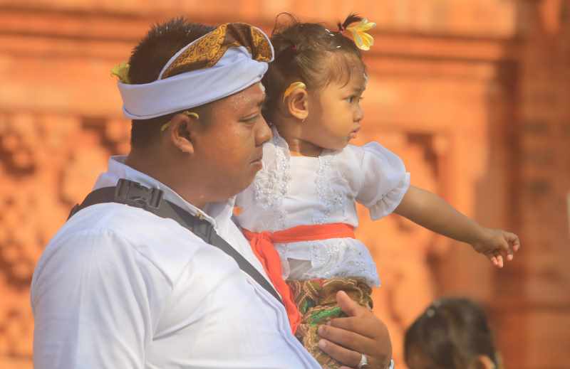 Ilustrasi- umat Hindu seusai sembahyang di Pura Jagatnatha, Denpasar,  saat Galungan-Foto: Miftahuddin/Radar Bali