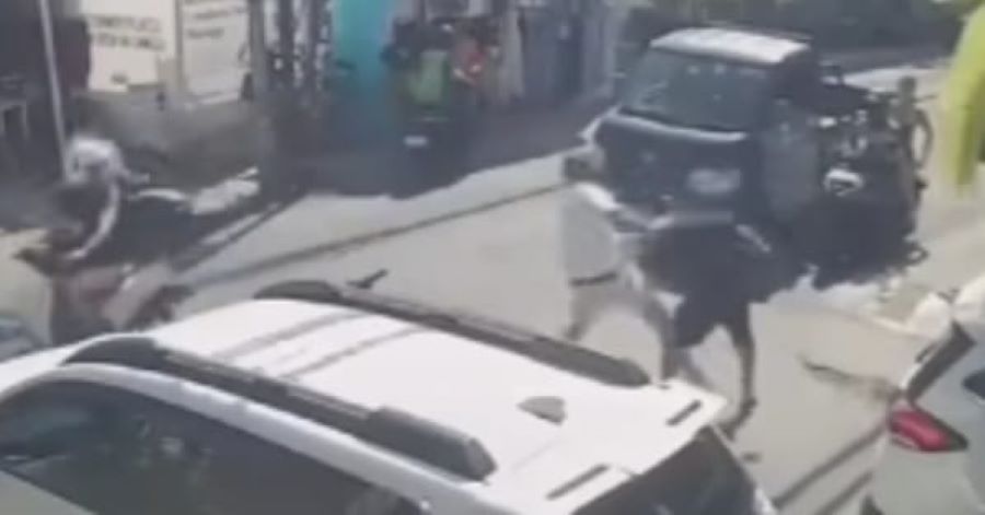 DUEL: Terjadi aksi perkelahian di tengah jalan antara seorang WNA dan Warga Lokal, Canggu, Badung , Bali, Jumat (29/11/2024)