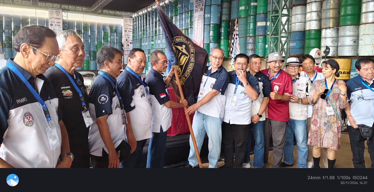 AKLAMASI: Jos Dharmawan (pegang petaka bendera) foto bersama pengurus usai terpilih secara aklamasi di Munas ke-14 di Bali
