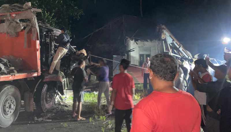 RINGSEK : Kondisi truk Fuso setelah kecelakaan di Jalan Raya Denpasar- Gilimanuk. (Foto Humas Polres Tabanan Untuk Radar Bali)