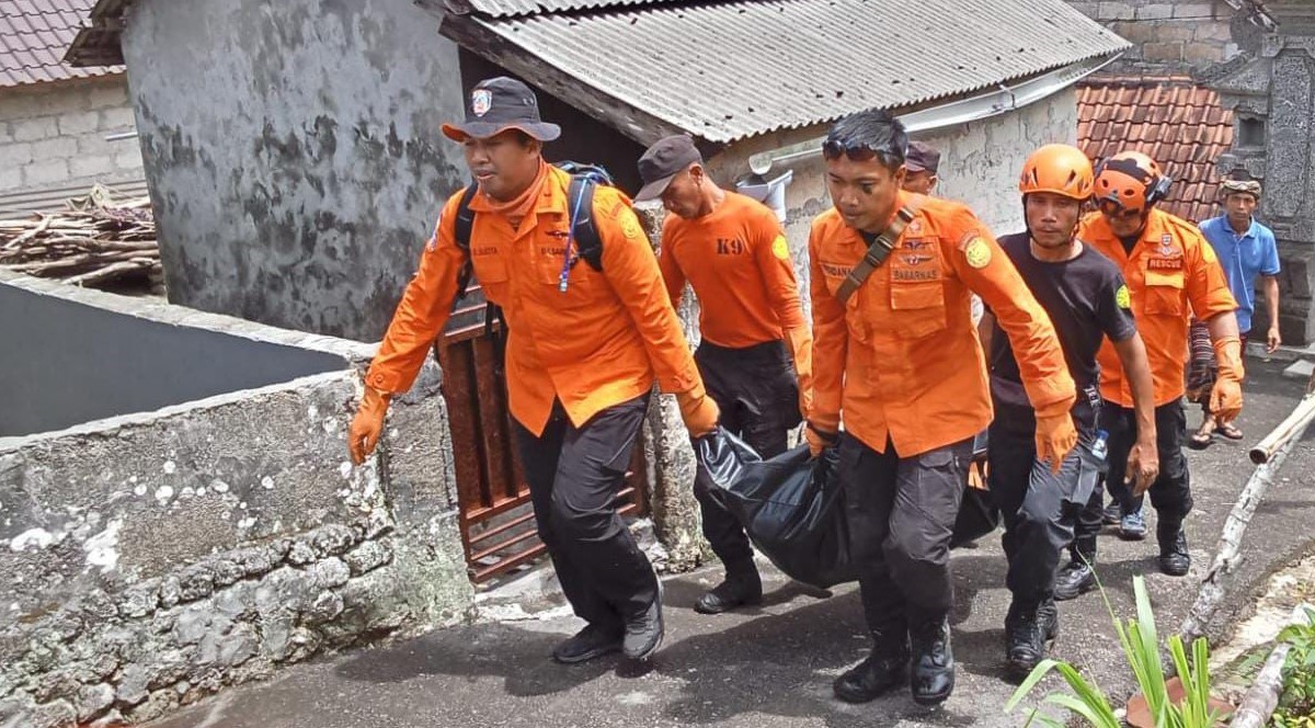 DITEMUKAN : Pencarian tim gabungan untuk Ketut Sebug akhirnya membuahkan hasil dan dievakuasi dalam kondisi meninggal. (Foto: Basarnas Bali)