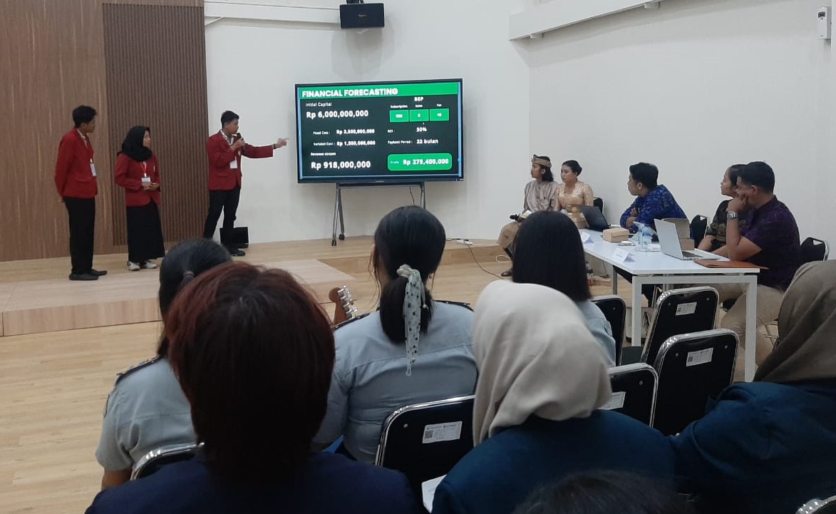LOMBA: Salah satu tim peserta sedang presentasi ide dan inovasi bisnis di National Creativepreneur Competition (NCPC) yang digelar Kampus BIM, 30 November 2024.