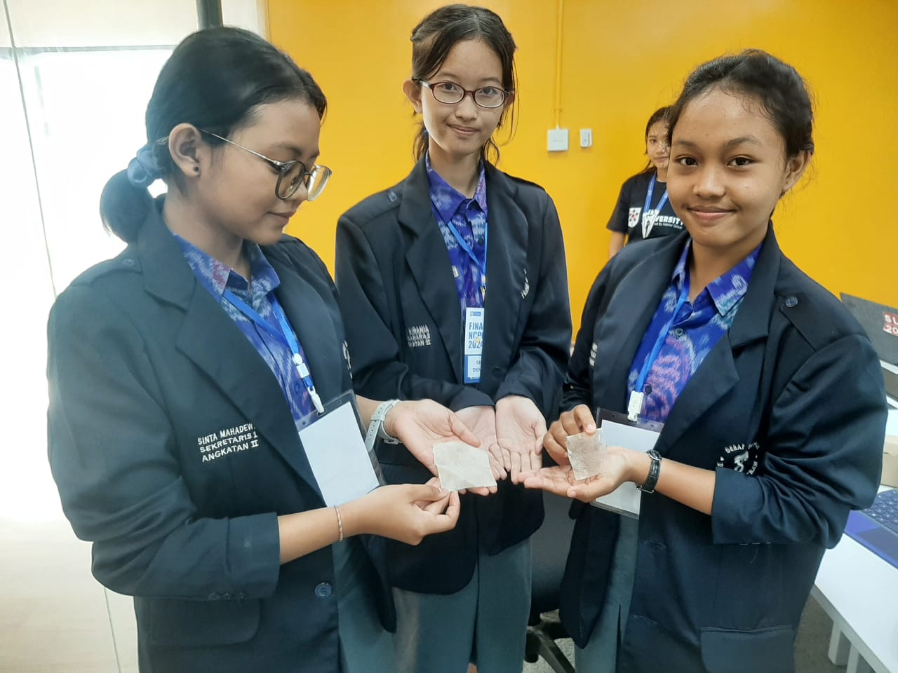 INOVASI: Tim SMAN 8 Denpasar yang usung inovasi bisnis mengolah sampah organik menjadi  bahan kemasan plastik pengganti bijih plastik yang berbahaya.