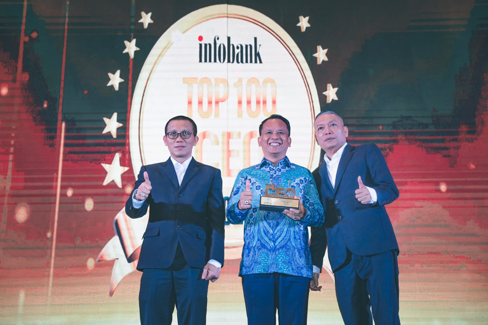 BERGENGSI: Direktur Utama Bank BPD Bali I Nyoman Sudharma (tengah) menerima penghargaan TOP 100 CEO 2024 di Jakarta. (Bank BPD Bali For Radar Bali