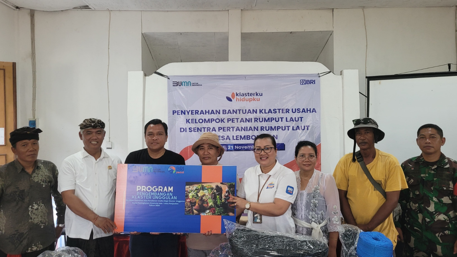 SUPORT: Bank BRI memberikan bantuan sarana dan prasarana budidaya hingga kemudahan KUR bagi petani di Nusa Lembongan, Klungkung, Selasa (26/11/2024). (Bank BRI for Radar Bali)